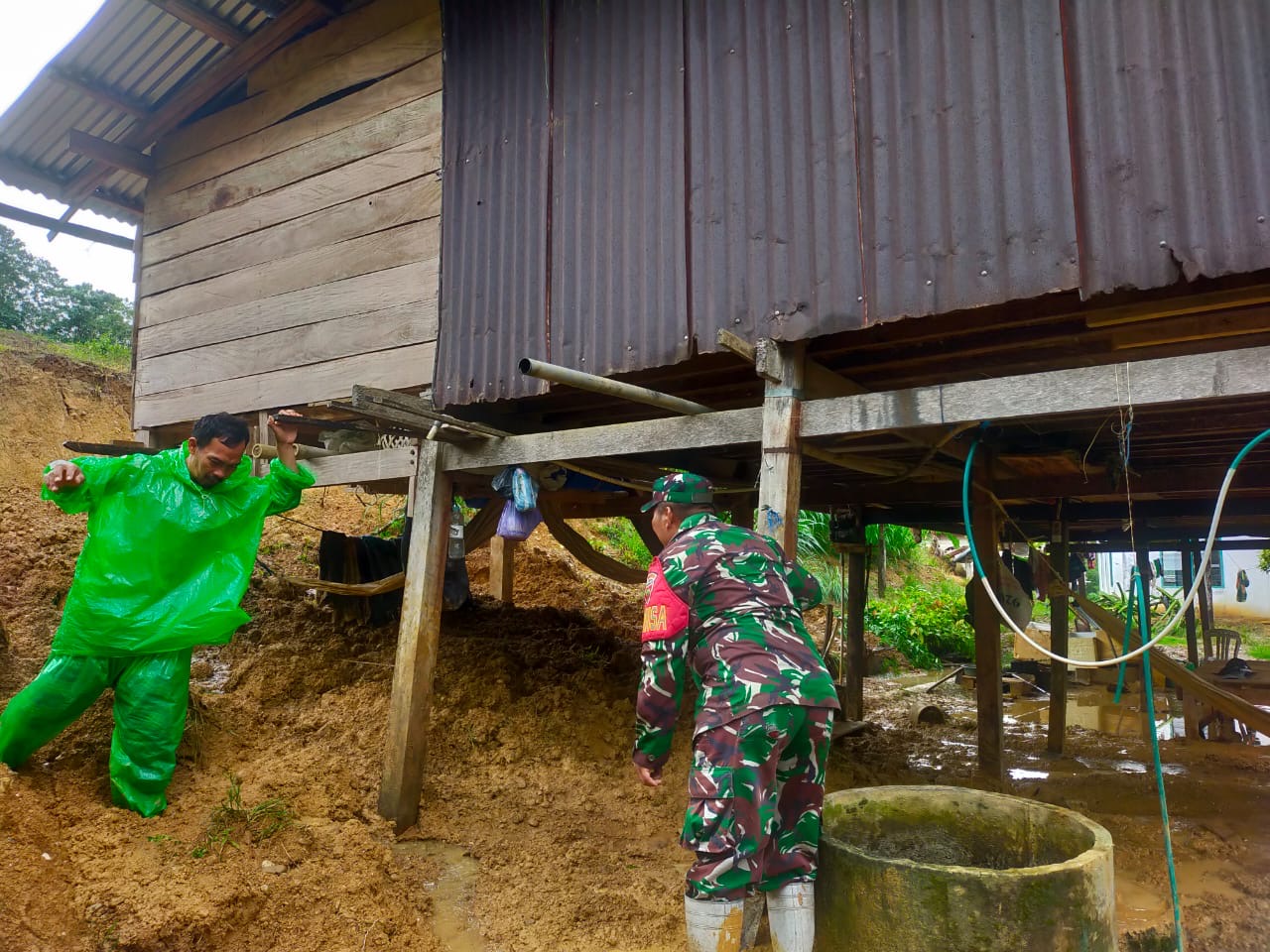 Babinsa Gerak Cepat Datangi 3 titik Longsor Di Kecamatan Cendana