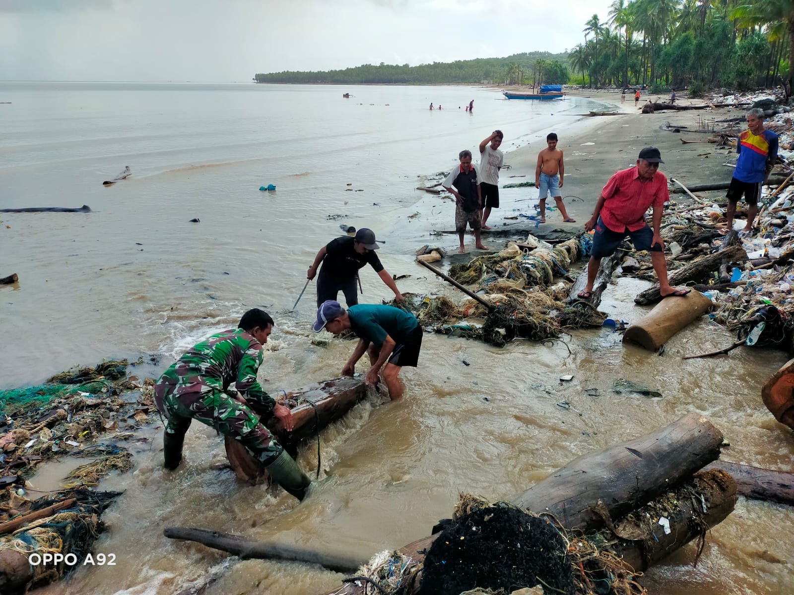 Babinsa Bersama Pemerintah Desa Pimpin Warga Laksanakan Kerja Bakti Normalisasi Pembuangan Air