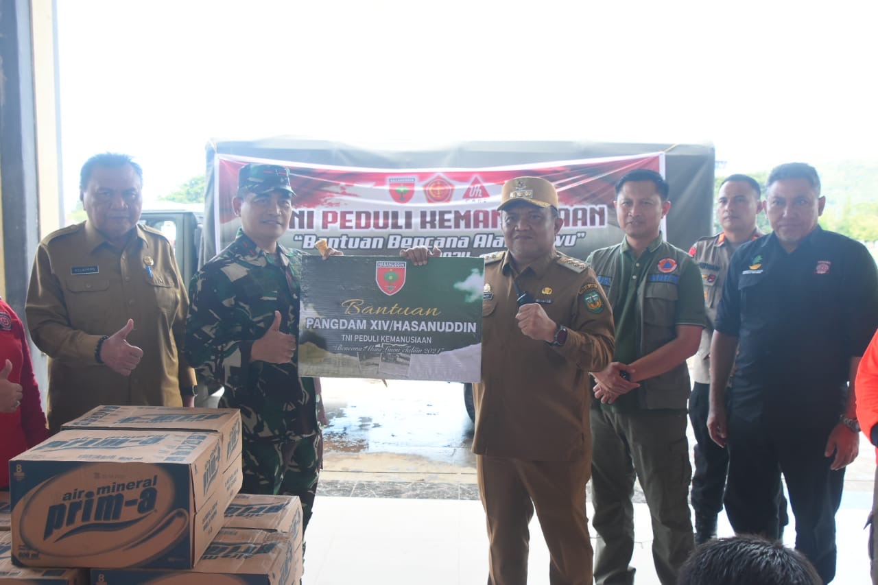 Danrem 141/Tp Menyerahkan Bantuan Logistik Panglima TNI untuk Korban Bencana