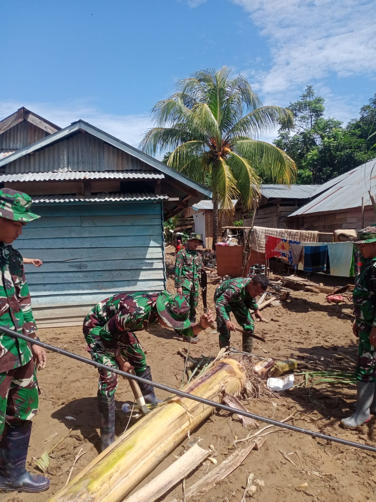 Prajurit TNI Membantu Warga Membersihkan Rumah Terkena Banjir Dan Longsor