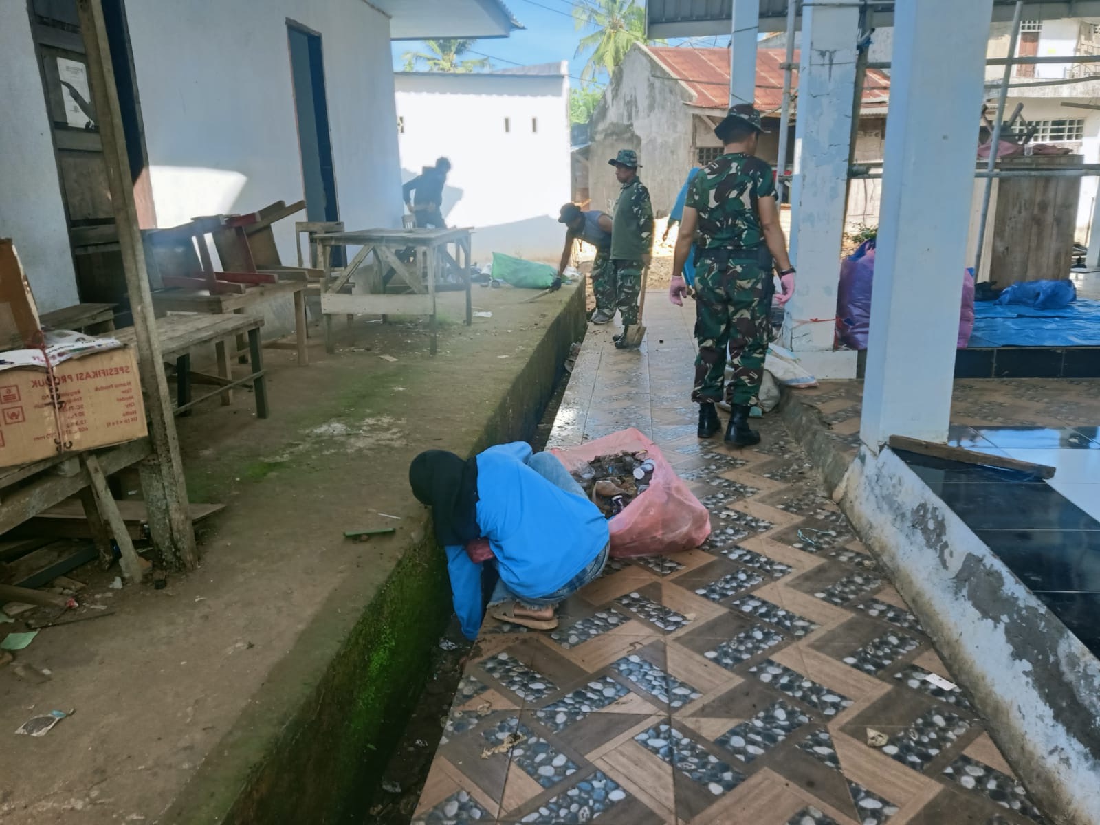 Wujud Kepedulian Kepada Pedagang, Koramil 1411-06/Bontotiro Gelar Karya Bakti Pembersihan Pasar Tradisional