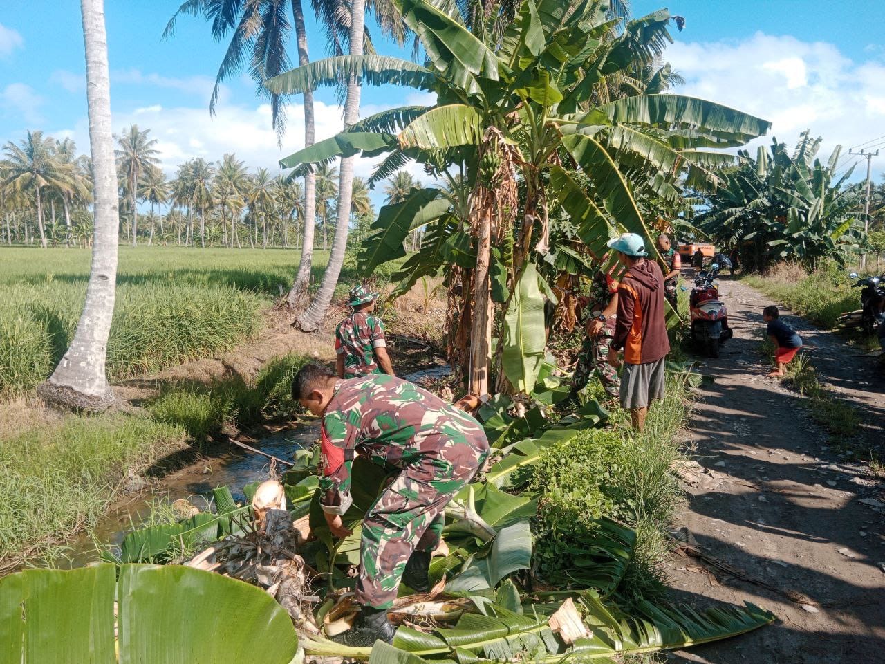 Saluran Drainase Dipenuhi Sampah, Anggota Kodim 1404/Pinrang Ajak Warga Gotong Royong