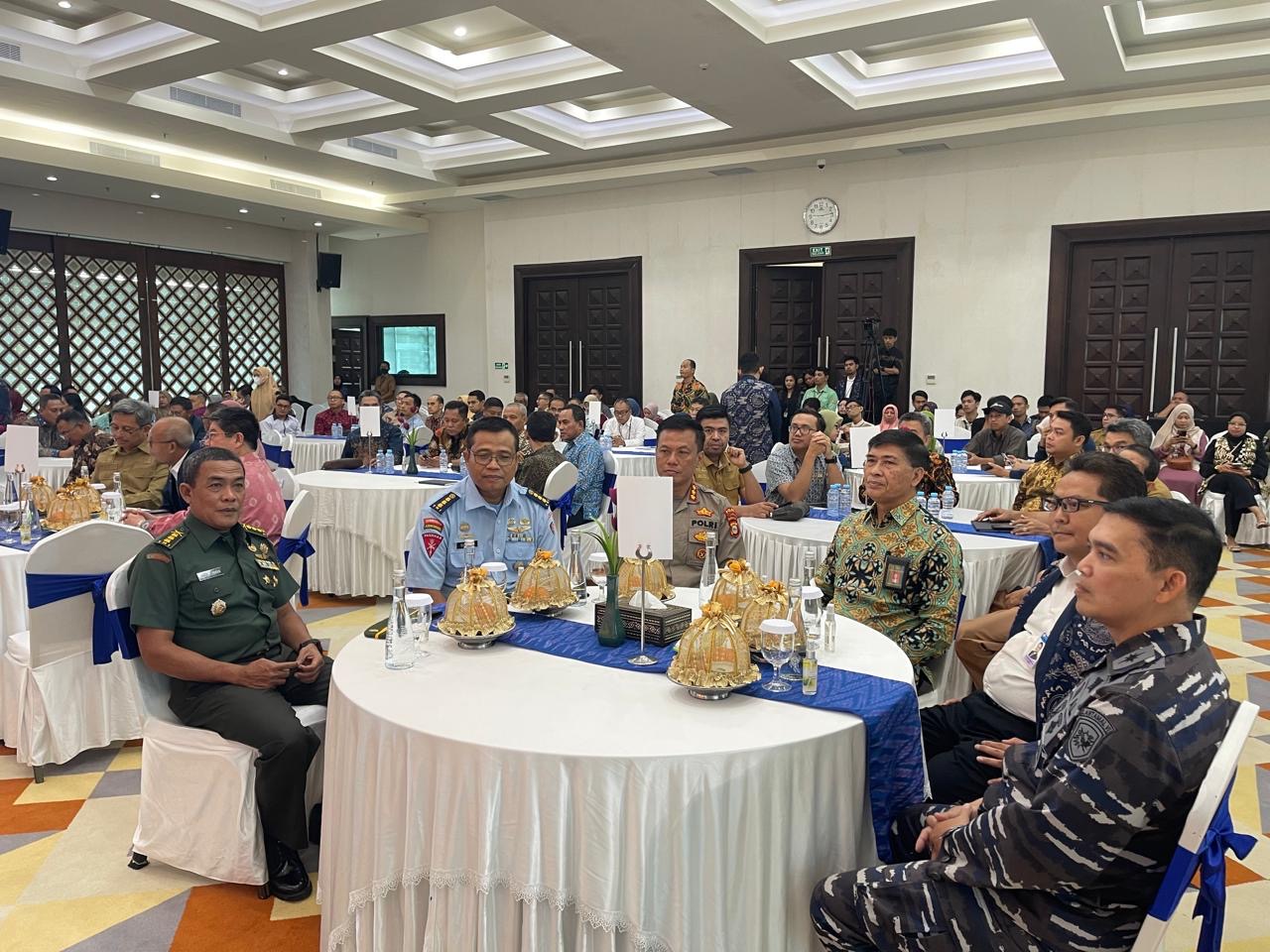 Pamen Ahli Bid. Ilpengtek Dan LH Mewakili Pangdam Menghadiri Seminar Ekonomi Sulampua (Sulsel Talk)