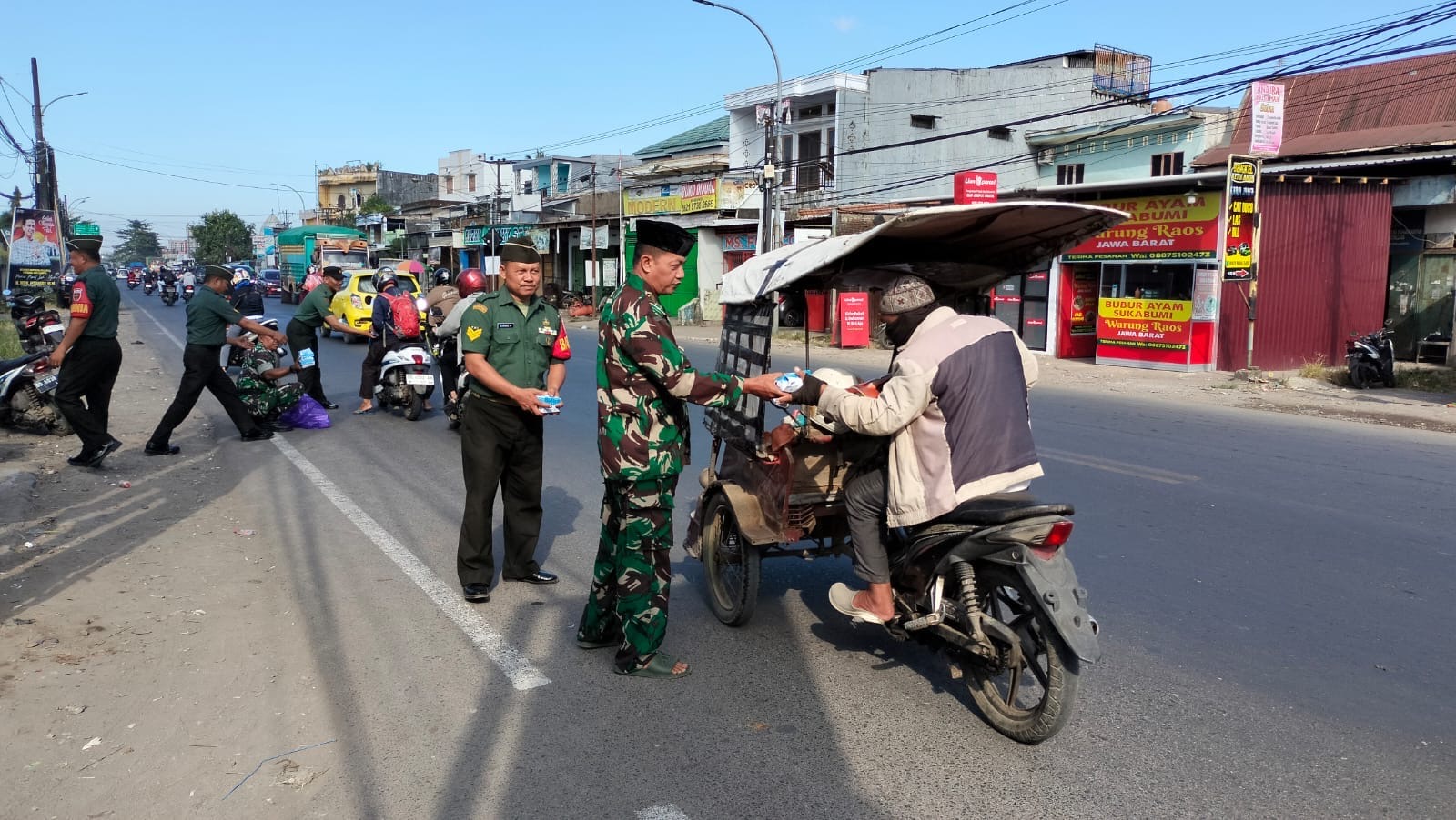 Jum'at Berkah Koramil 05 Pallangga Berbagi Kebahagiaan Kepada Masyarakat