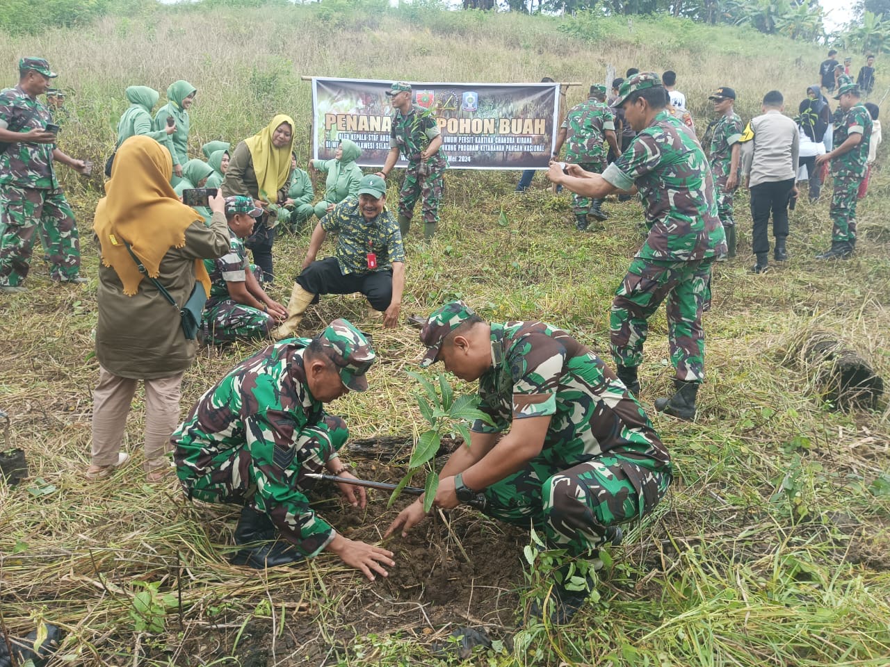 Dandim 1423/Soppeng Ikuti Vicon Dan Penanaman Pohon