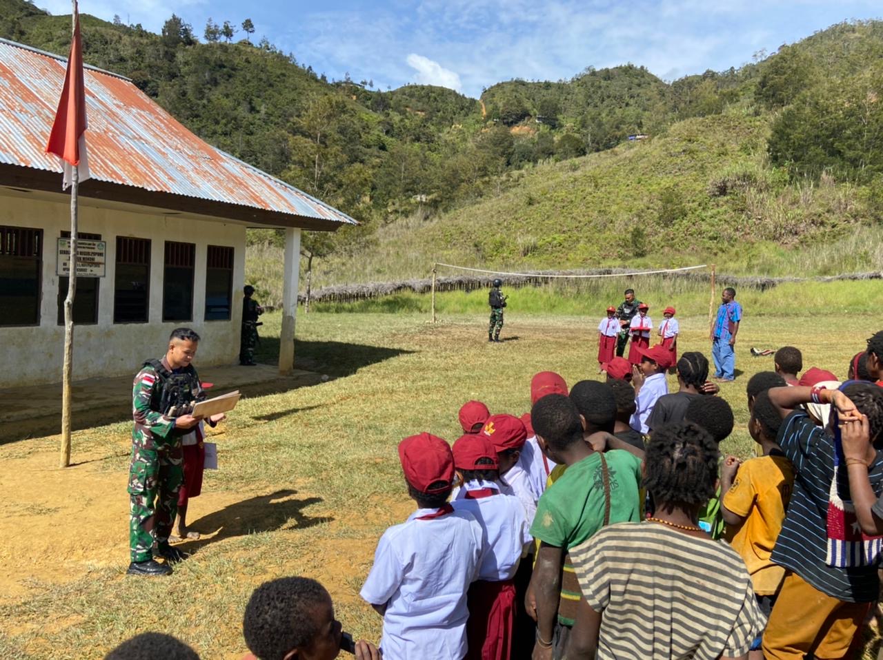 Tingkatkan Wawasan Kebangsaan Siswa Di Papua, Satgas Yonif 721/Mks Laksanakan Pembelajaran Dan Latihkan Upacara Bendera