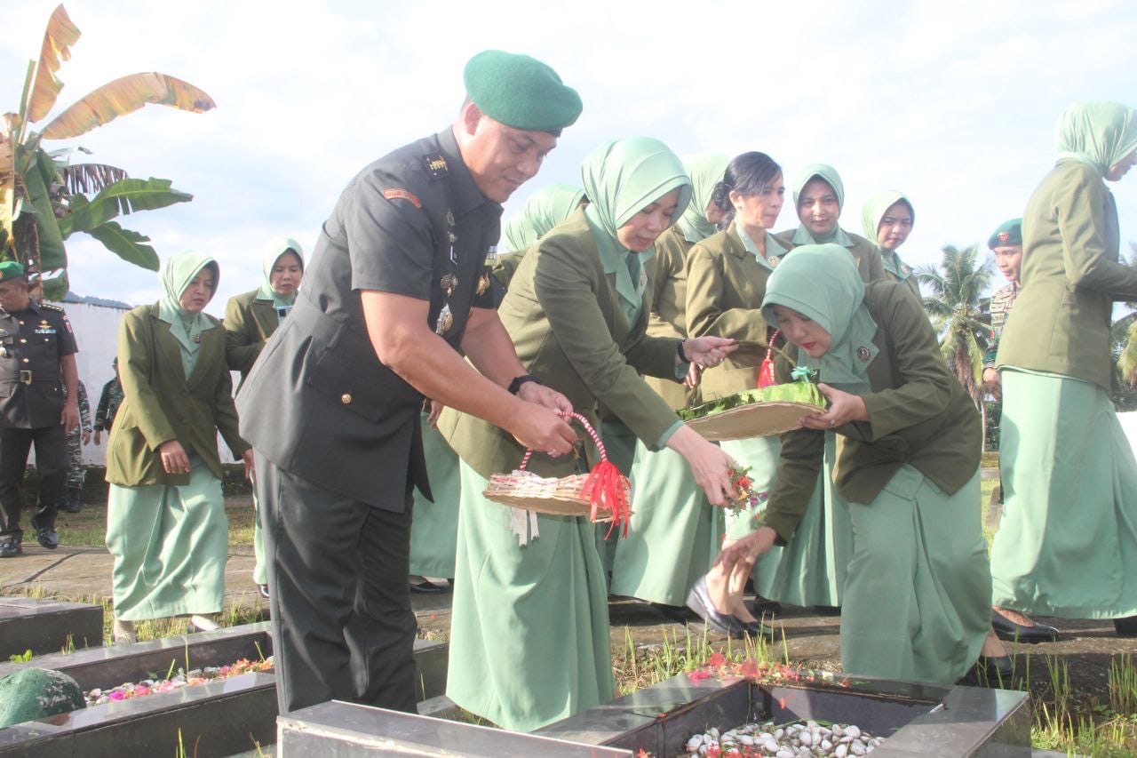 Peringati HUT Kodam XIV/Hasanuddin Ke-67, Korem 142/Tatag Ziarah Rombongan Di TMP Patti’di