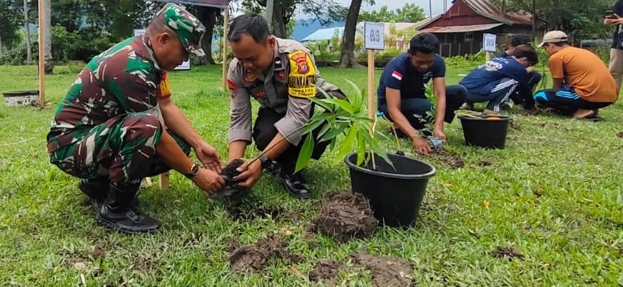 Peduli lingkungan, Anggota TNI Bersama Warga Di Polewali Mandar Tanam Pohon