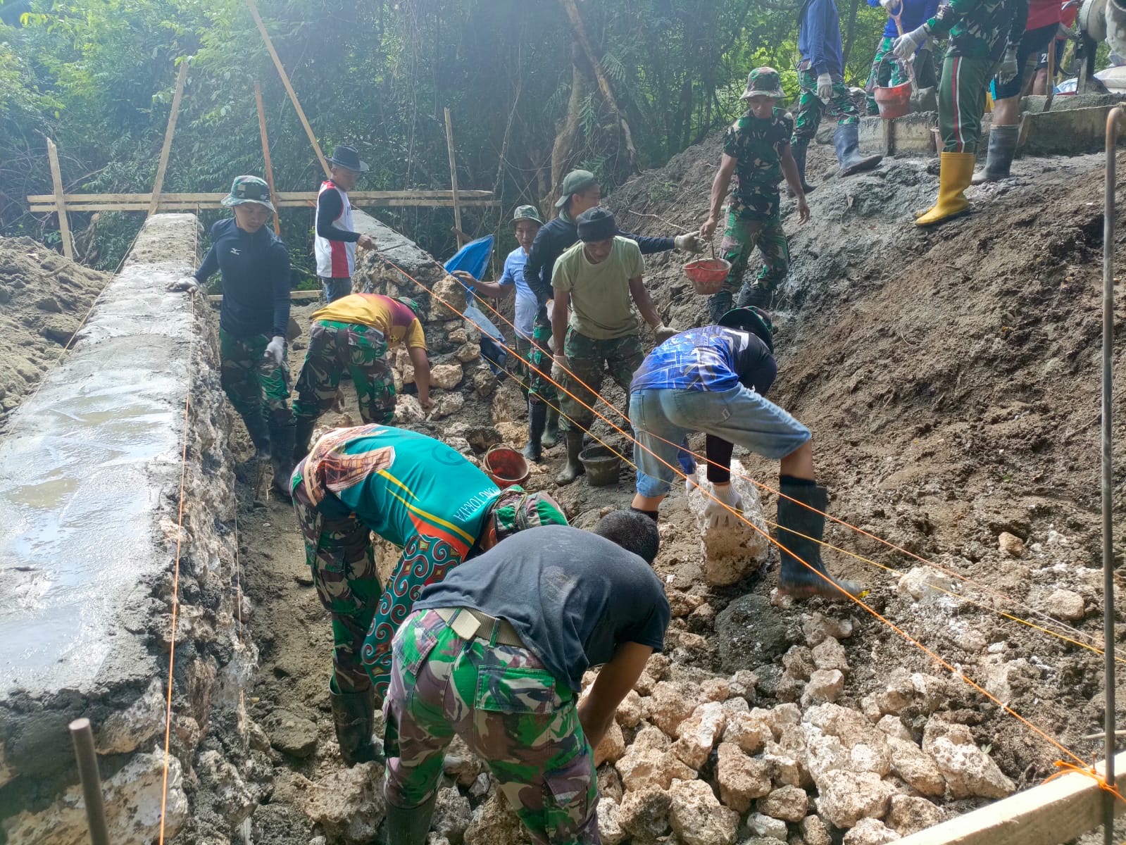 Temui Banyak Kendala Dilapangan, Satgas TMMD Ke-120 Kodim 1415/Selayar Tetap Semangat Dalam Bekerja