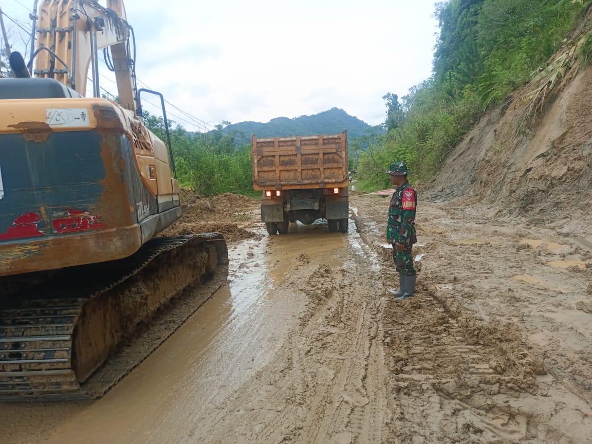 Babinsa Kodim Mamasa terjun langsung kelapangan mengecek pembersihan material longsoran