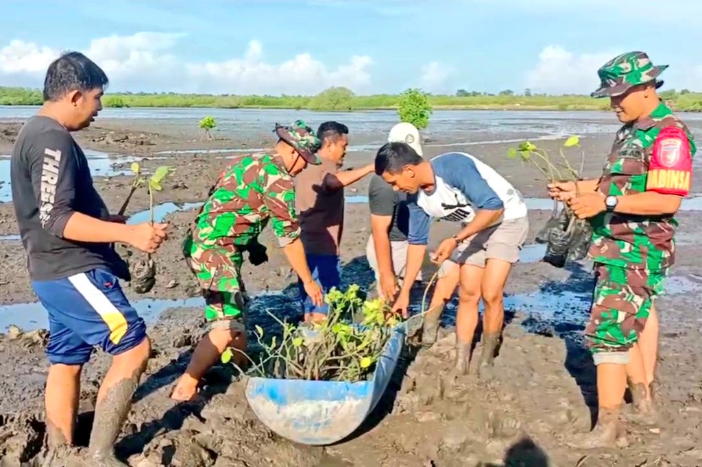 Aksi Nyata Peduli Lingkungan, Koramil Bangkala Gelar Karya Bhakti Penanam Pohon Mangrove