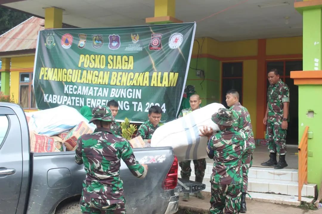 Persit Kodim 1419/Enrekang Bersama Satgas Gulbencal Distribusikan Bantuan Ke Desa Baruka Dan Desa Sawitto
