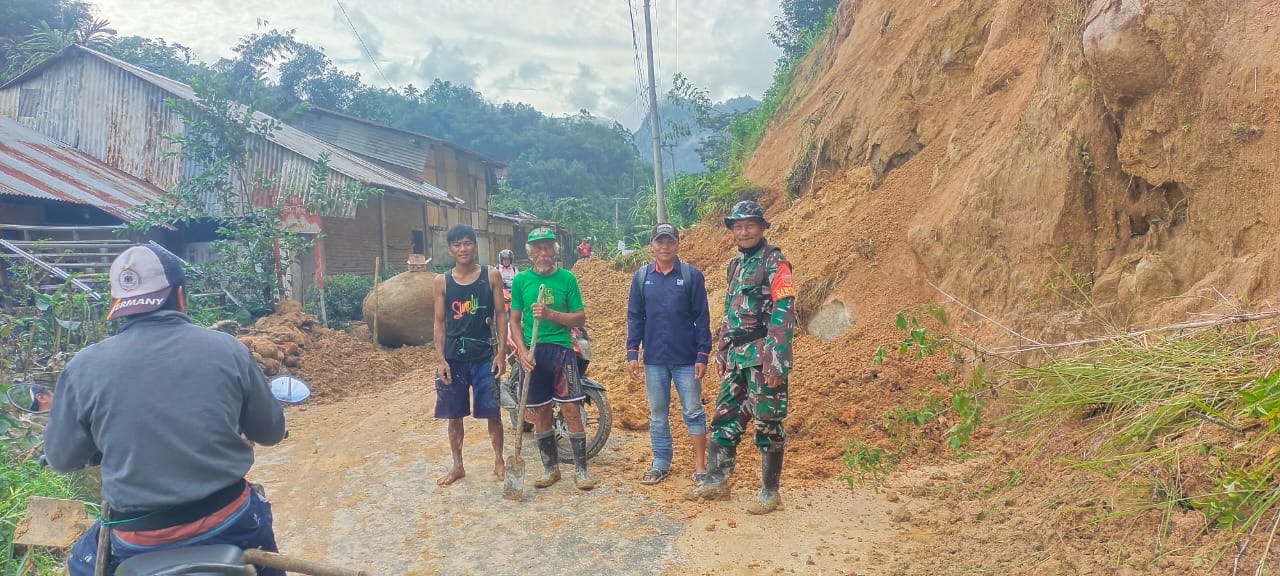 Babinsa Koramil Mambi dan Warga Bersihkan Material Longsor di Jalan