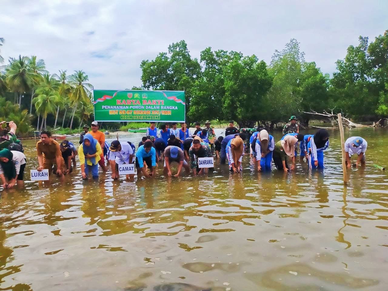 Dalam Rangka Memperingati HUT Kodam ke-67, Kodim Bombana Gelar Karya Bakti Penanaman Mangrove Cegah Abrasi Pantai