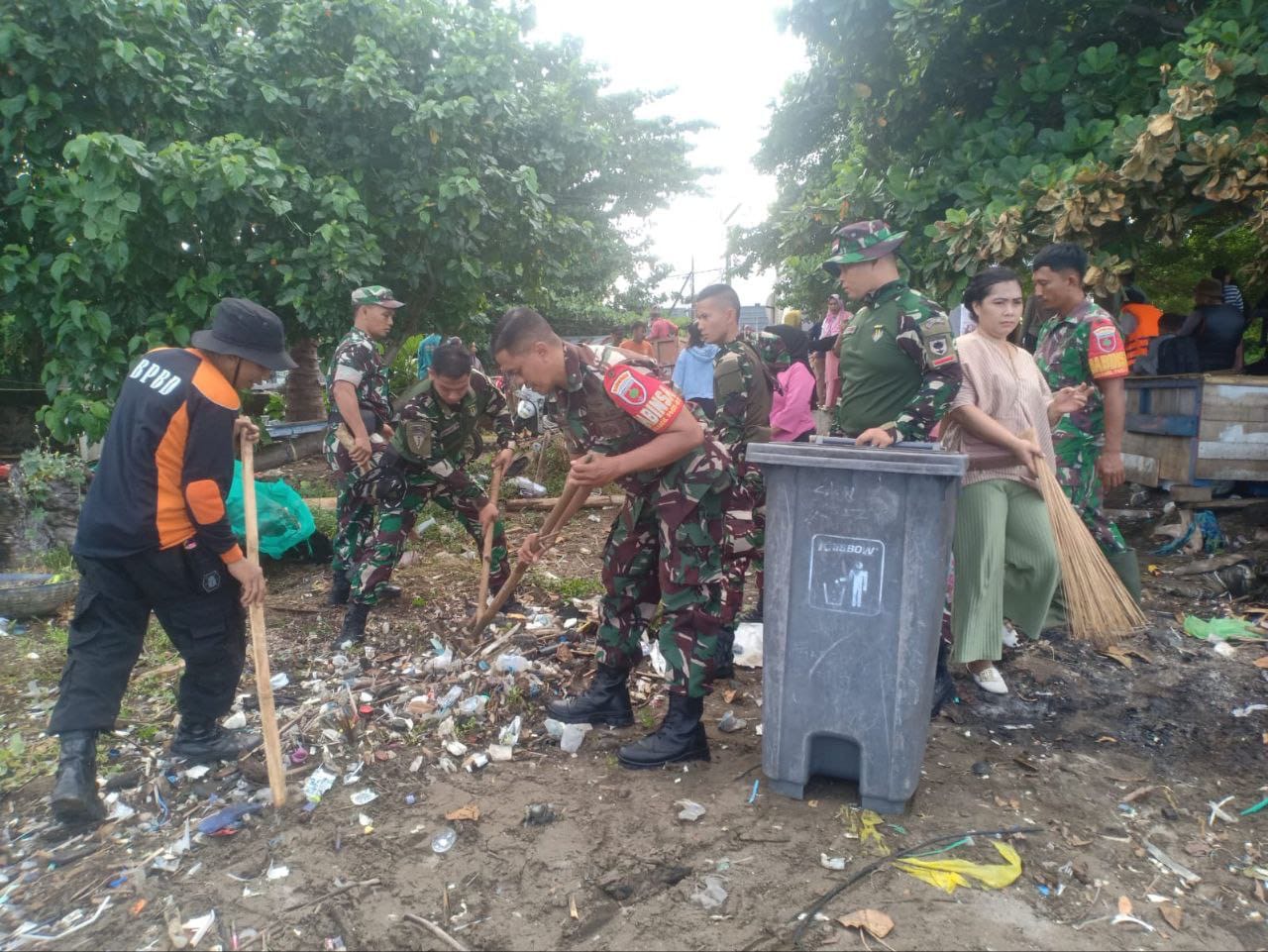 Menjaga Kebersihan pantai, Koramil 1405-01/Ujung bersama Warga Tingkatkan Kepedulian pembersihan Pantai
