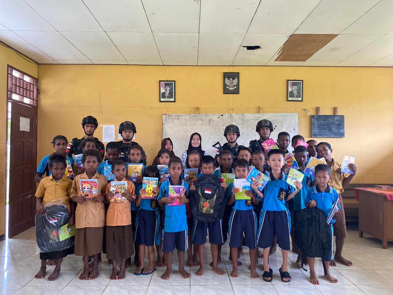 Tumbuhkan Motivasi Belajar Generasi Penerus Perbatasan RI-PNG, Personel Satgas Beri Bantuan Perlengkapan Sekolah