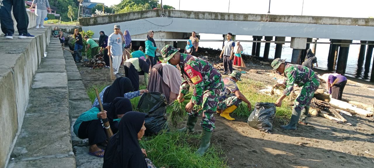 Pelihara Kelestarian Pantai, Koramil 1405-03/Bacukiki laksanakan Karya Bakti di Pesisir Pantai