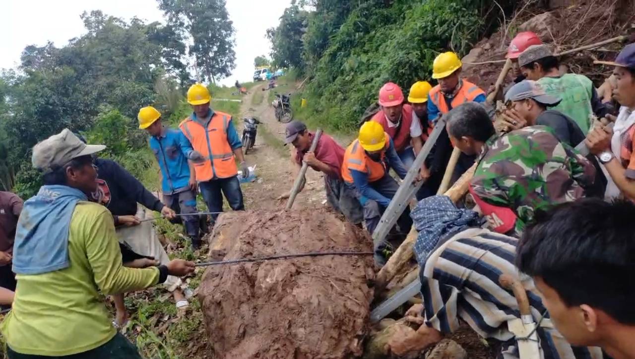 Babinsa Koramil 1420-05/Dua Pitue Bersama Anggota PLN Gotong Royong Bersihkan Material Longsor