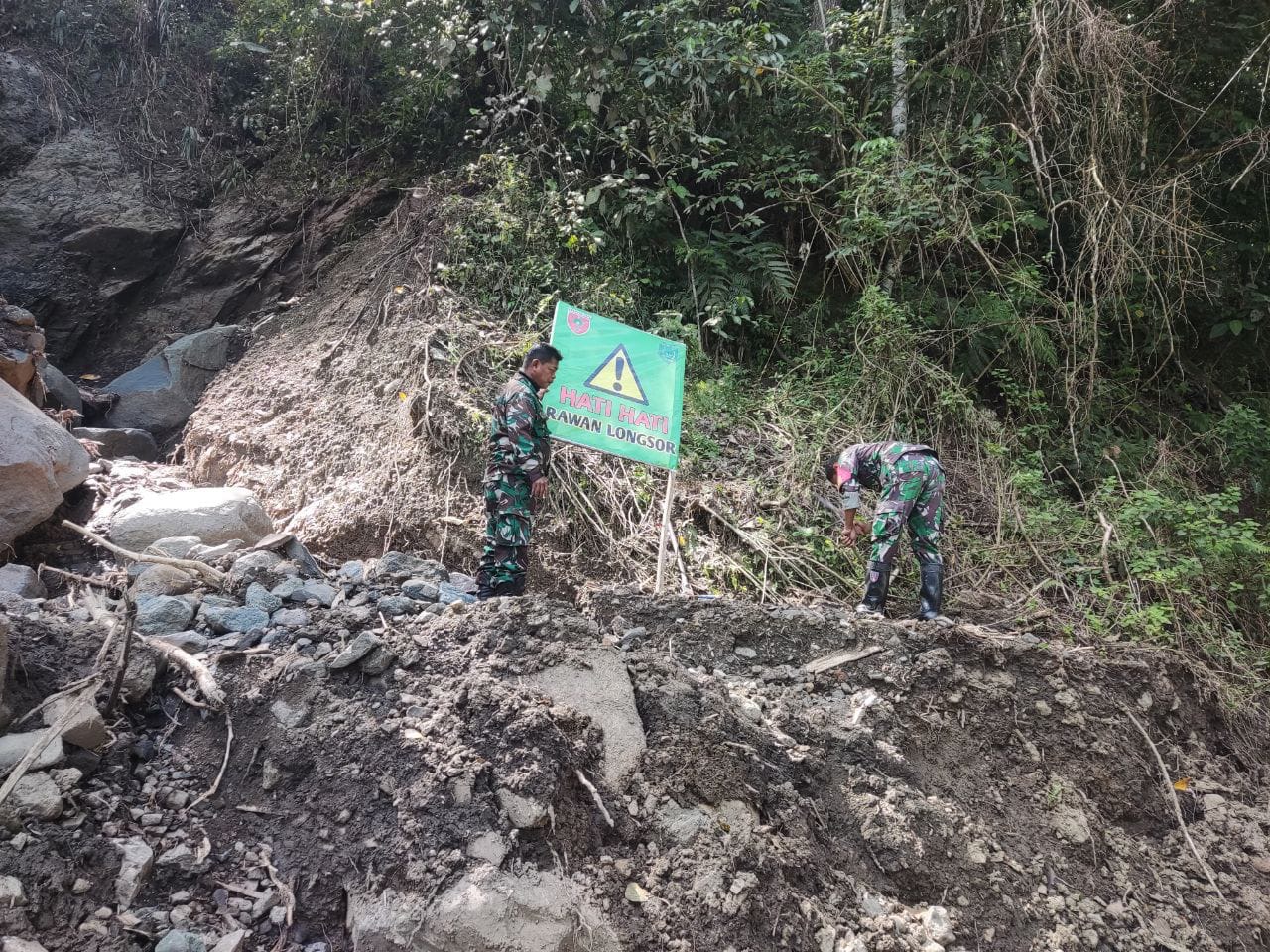 Rawan Longsor, Pesonel Koramil-07 Kodim 1404/Pinrang Pasang Rambu Peringatan Di Sejumlah Titik