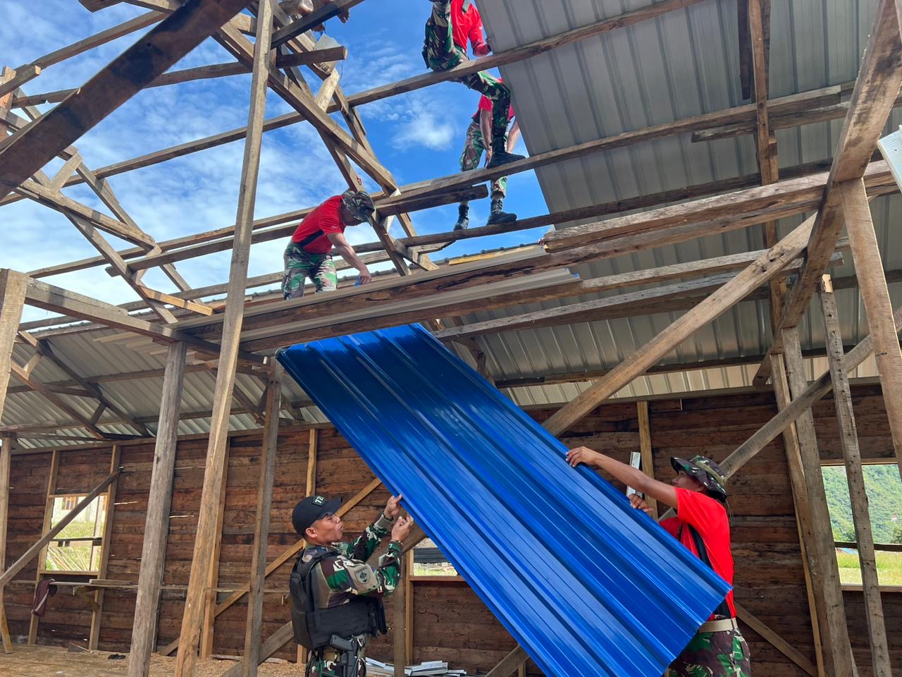 Satgas Yonif 721/Mks Laksanakan Karya Bakti Renovasi Gereja Distrik Kanggime