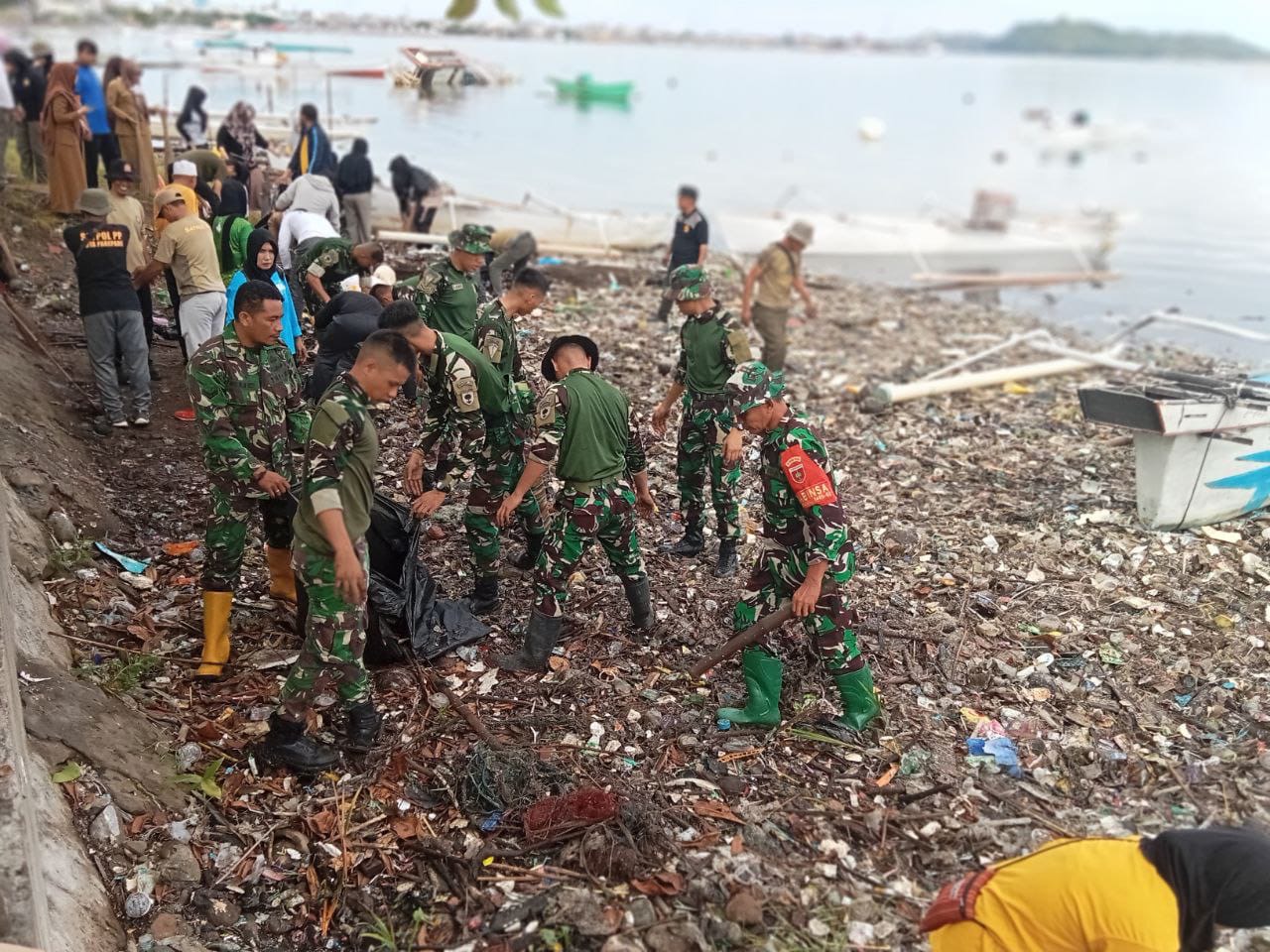 Karya Bhakti Pembersihan Pantai Cempae Dipimpin oleh Danramil 1405-02/Soreang