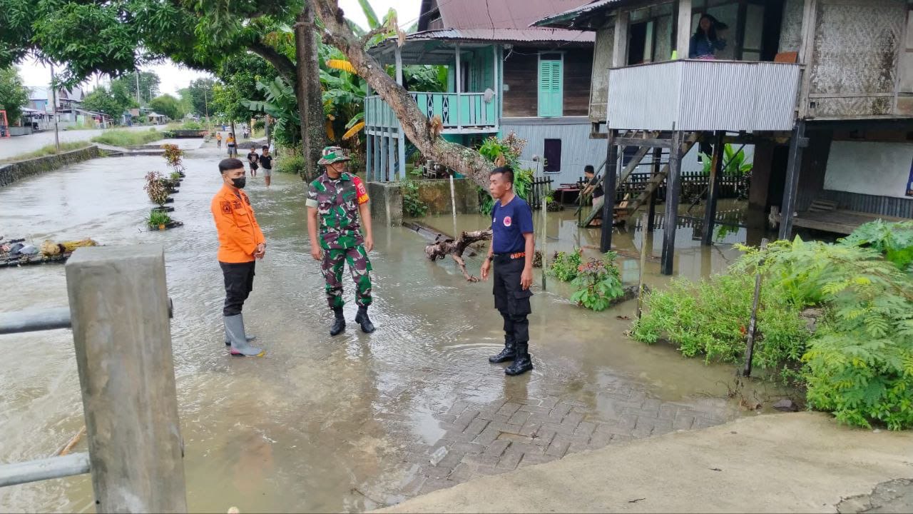 Babinsa Koramil 1420-03/Marittengae Pantau Wilayah Yang Terdampak Banjir Di Wilayah Binaan