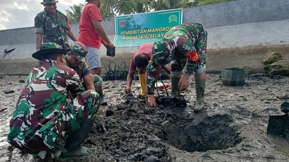 Bersatu Dengan Alam, Kodim 1415/Selayar Laksanakan Giat Penyemaian Mangrove
