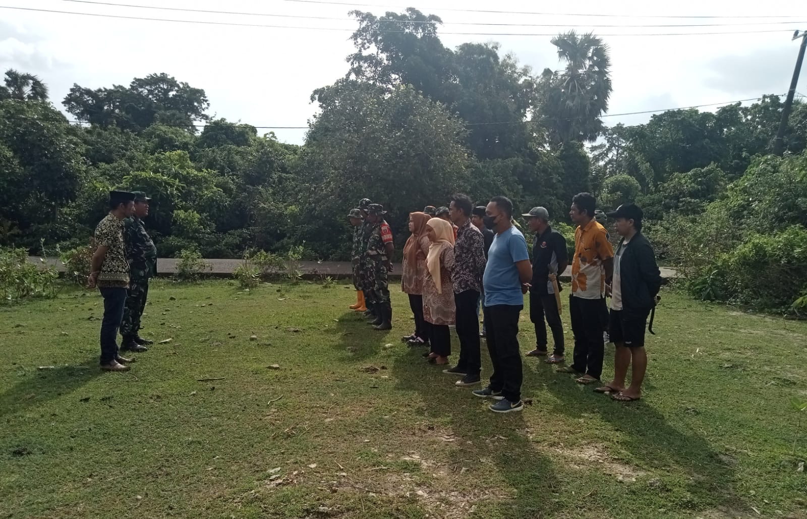 Koramil 1426-05/Marbo Bersama Warga Gelar Kerja Bakti Pembersihan Pantai