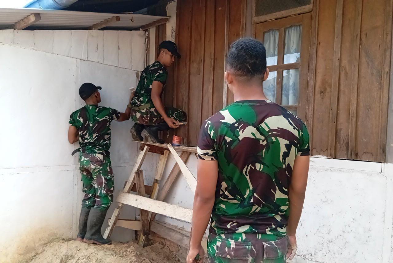 Demi Membantu Penyiapan Kunjungan Dari Uskup Merauke, Satgas Pamtas Yonif 726/Tml Bersama Jemaat Benahi Gereja di Perbatasan RI-PNG