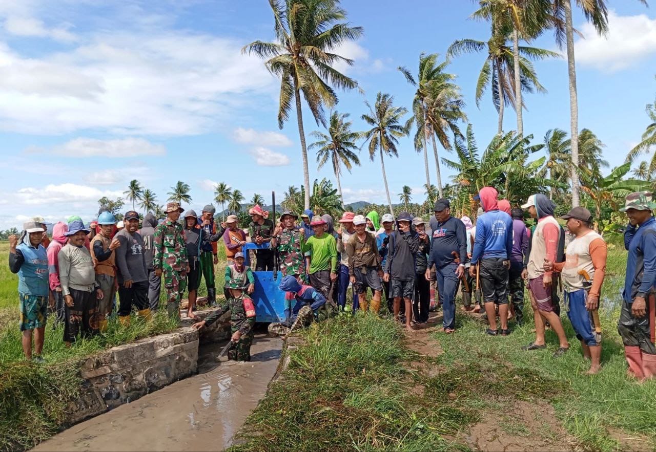 Penuhi Kebutuhan Air Di Persawahan, Koramil-04 Kodim 1404/Pinrang Bersama Warga Kerja Bakti Bersihkan Saluran Irigasi