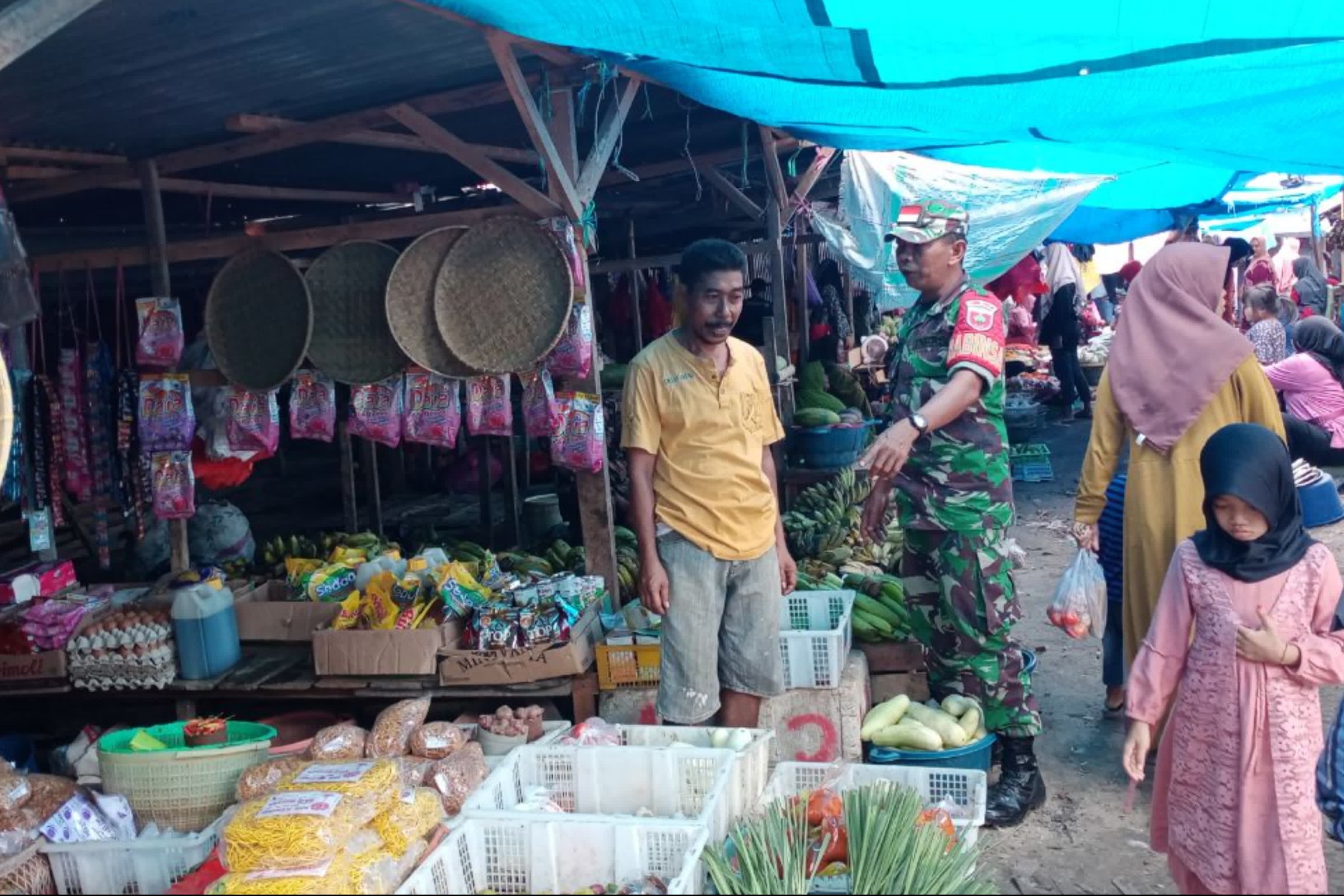 Sambangi Pasar Tradisional Tamanroya, Babinsa Koramil Tamalatea Pantau Aktivitas Warga dan Harga Bahan Pokok