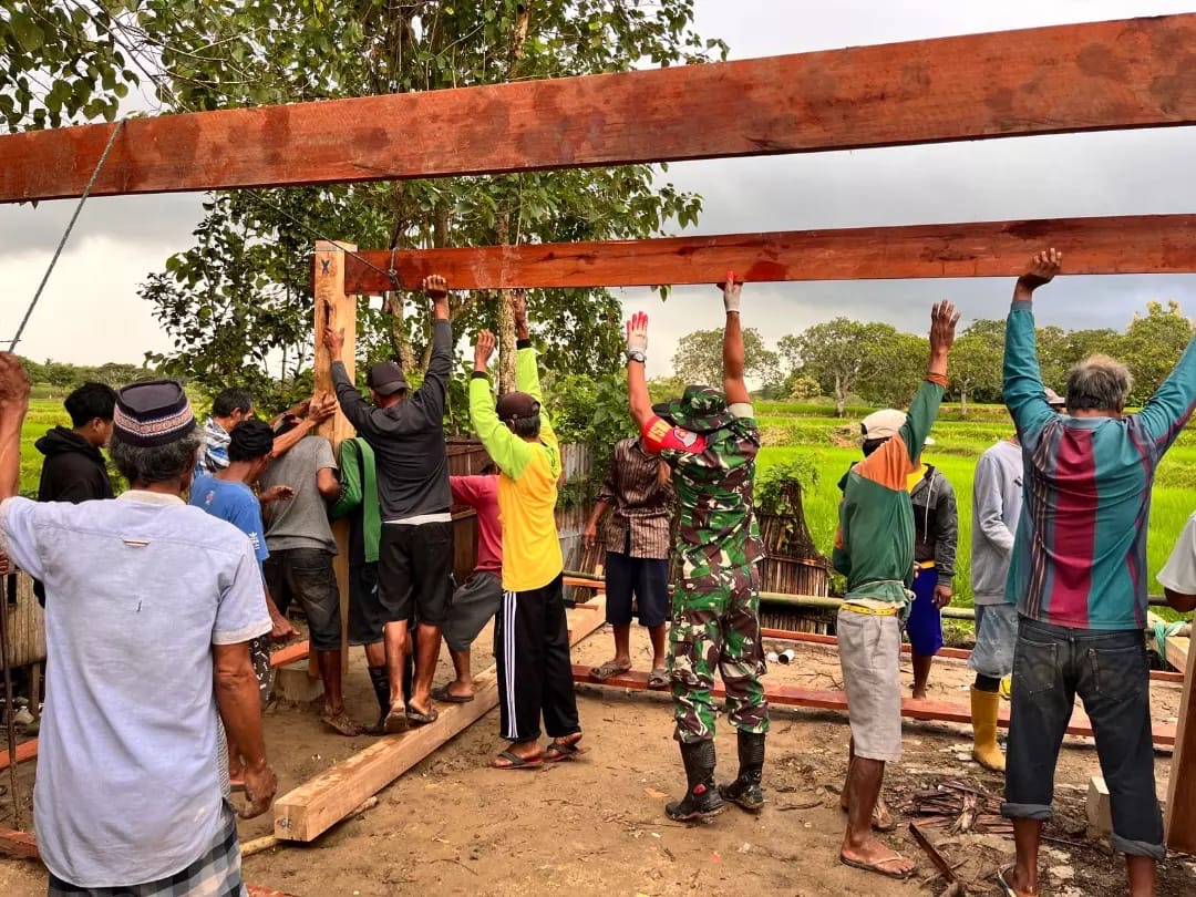 Babinsa Koramil 1406-07/Takkalalla Gelar Gotong Royong Bangun Rumah Panggung di Desa Aluppang