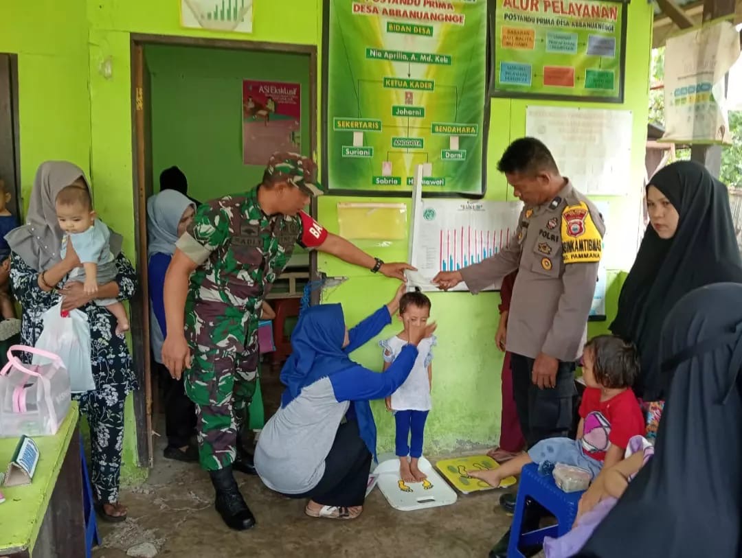Babinsa Koramil 1406-06/Pammana dan Babinkamtibmas Dampingi Kegiatan Posyandu di Desa Abbanuangnge
