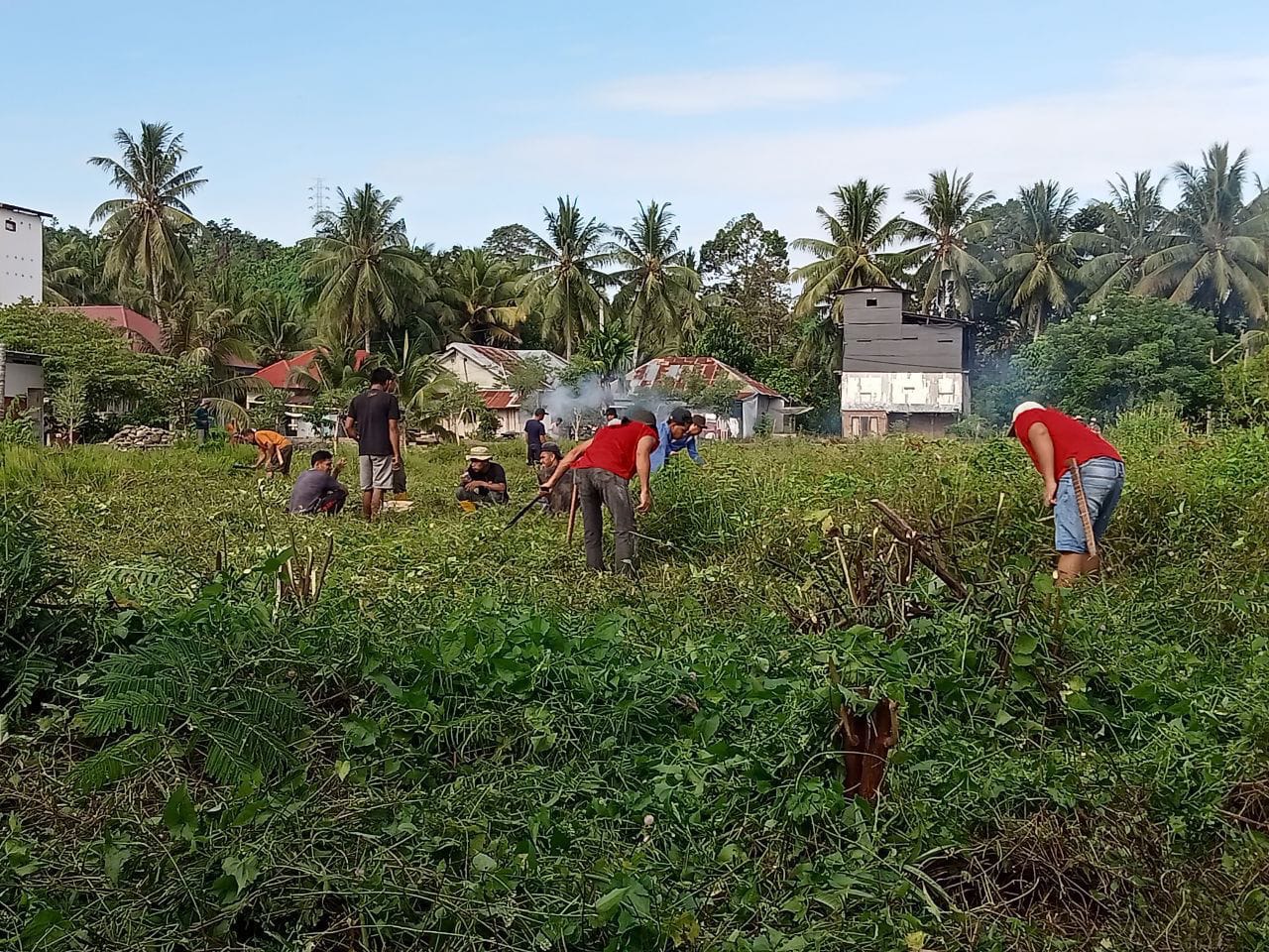 Kolaborasi Hebat: Babinsa Koramil Bambalamotu dan Warga Letawa Bersatu dalam Karya Bakti Pembersihan Lapangan