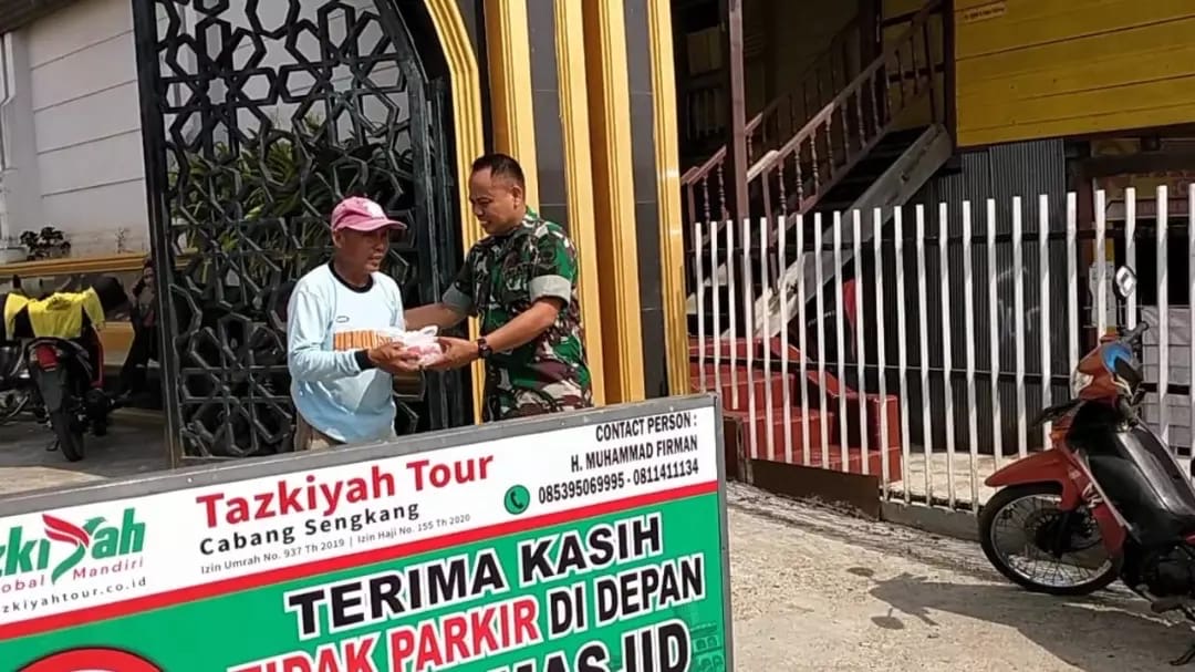 Koramil 1406-05/Majauleng dan Persit KCK Adakan Kegiatan Jumat Berkah di Pasar Atapange