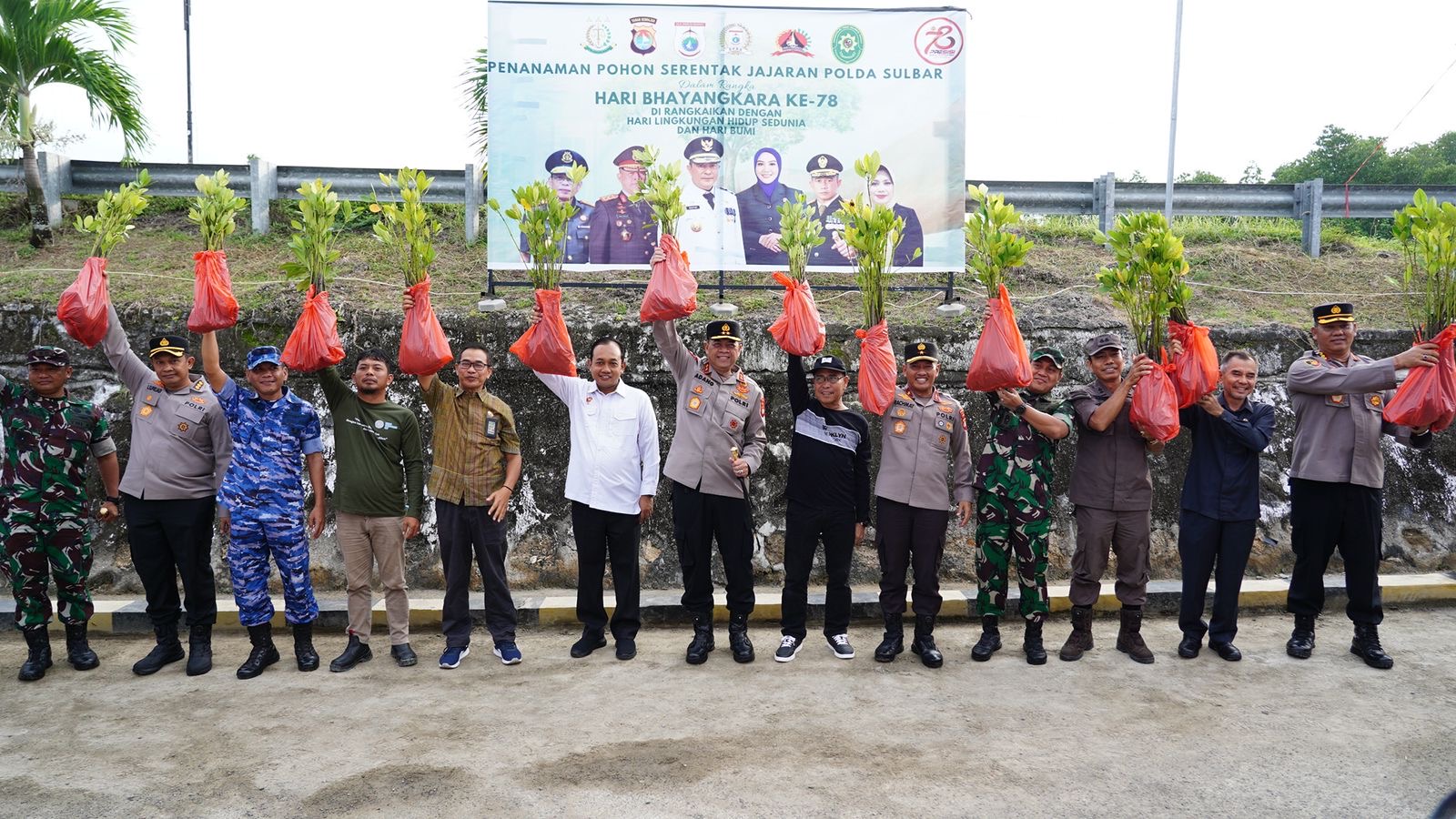 Kasrem 142/Tatag Hadiri Penanaman Pohon Serentak Jajaran Polda Sulbar dalam Rangka Hari Bhayangkara ke- 78  Tahun 2024