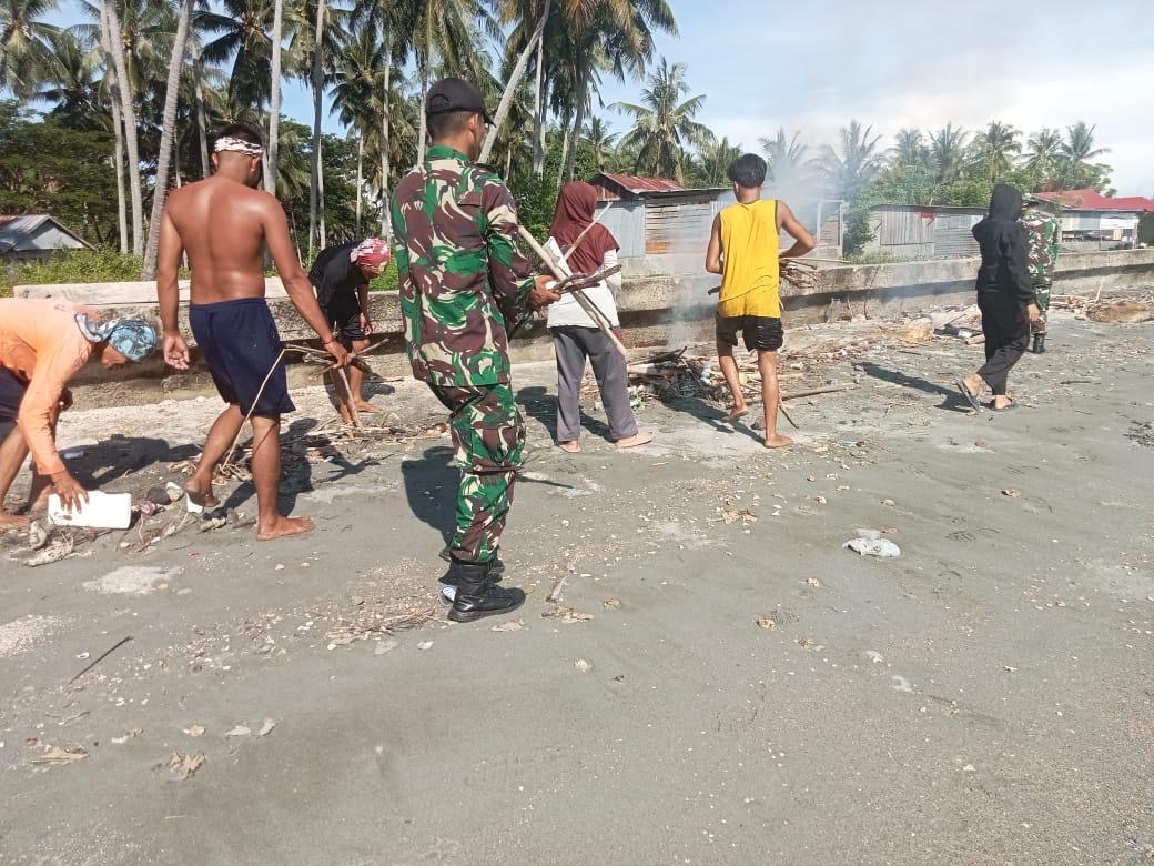 Babinsa Koramil Pasangkayu Gelar Karya Bakti Bersihkan Pantai di Desa Tikke Raya
