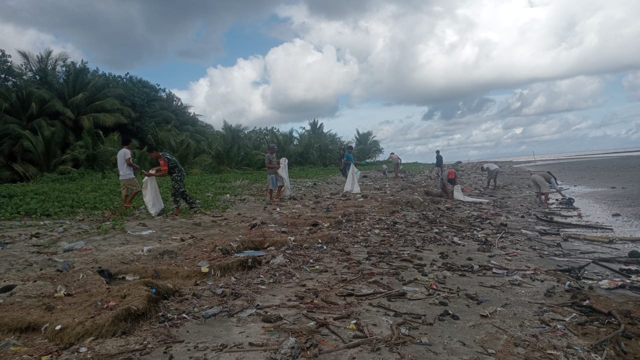Jaga Kebersihan Pantai, Babinsa Kelurahan Sapolohe Ajak Warga Bersihkan Pantai