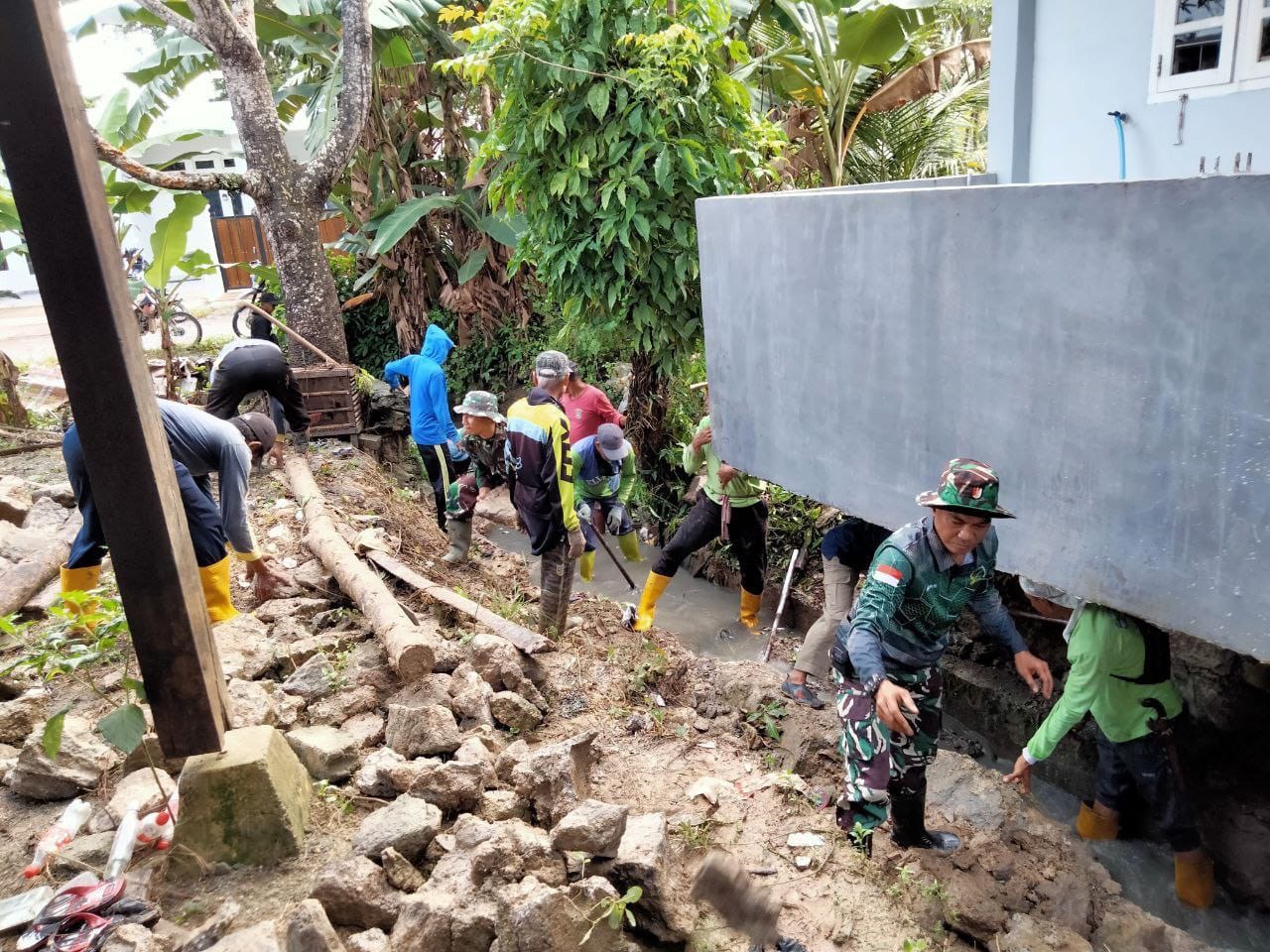 Ws. Danramil 05/Dua Pitue bersama kelompok Tani Bahu membahu atasi Saluran Irigasi.