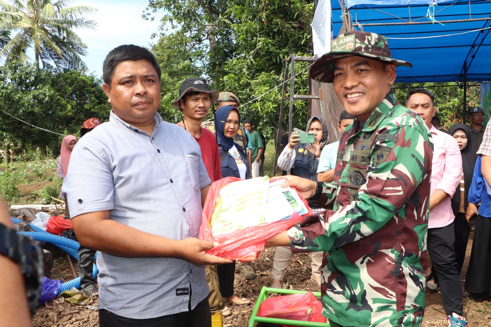 Dandim Jeneponto Serahkan Bantuan Sarana Produksi Pertanian Kepada Kelompok Tani
