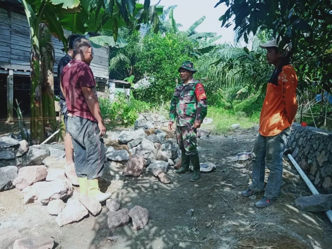 Babinsa Koramil 1406-03/Maniangpajo Lakukan Gotong Royong Bersama Kelompok Tani di Kelurahan Anabanua