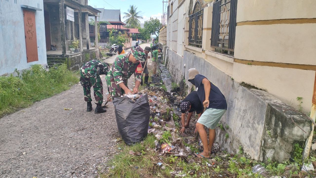 Danramil 1420-03/Maritengngae bersama Lurah Sidenreng libatkan Mahasiswa gerebek sampah dimasjid Nurul Huda