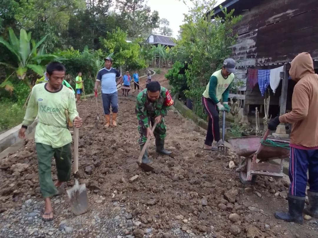 Babinsa Koramil 1406-10/Pitumpanua Pimpin Gotong Royong Perbaikan Jalan di Desa Jauhpandang