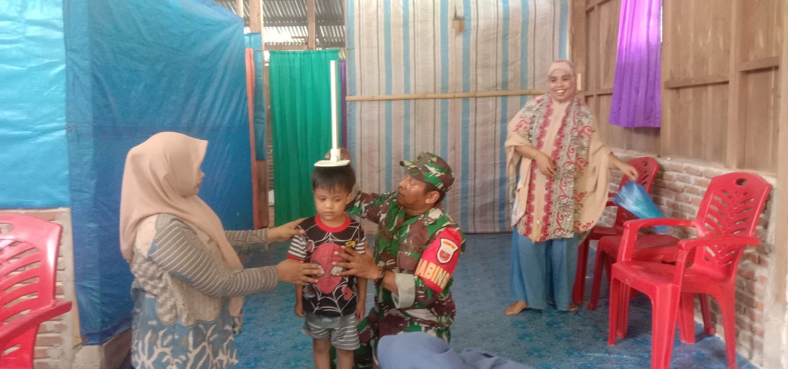 Upaya Lawan Stunting Sedini Mungkin, Babinsa Jajaran Kodim 1401/Majene Turut Serta Kegiatan Intervensi Posyandu