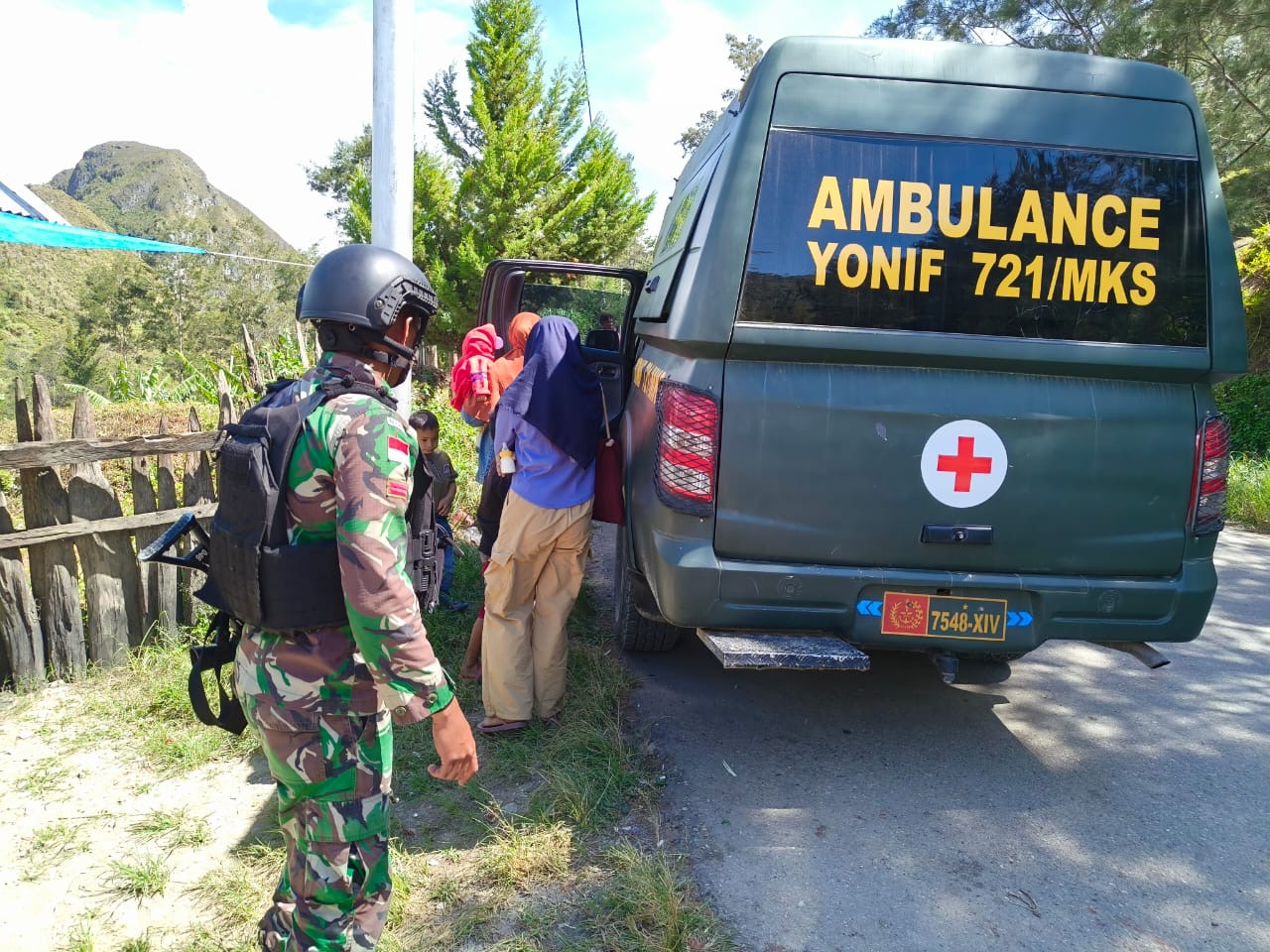 Gerak Cepat Prajurit Rusa Hitam 721 Bantu Evakuasi Warga Sakit