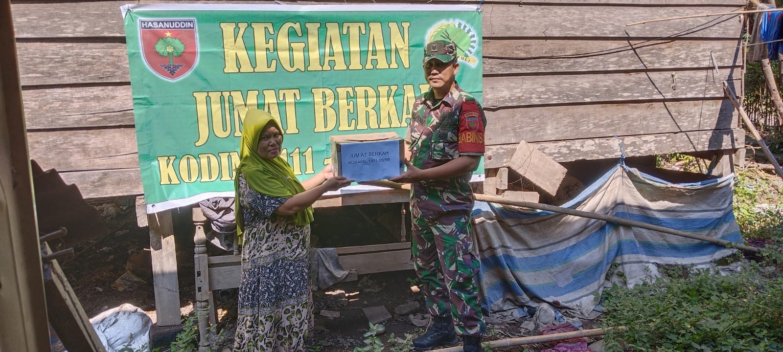 Mempererat Tali Silaturahmi Baersama Masyrakat, Babinsa Kel. Tanah Baru Berbagi Sembaki di Jumat Berkah