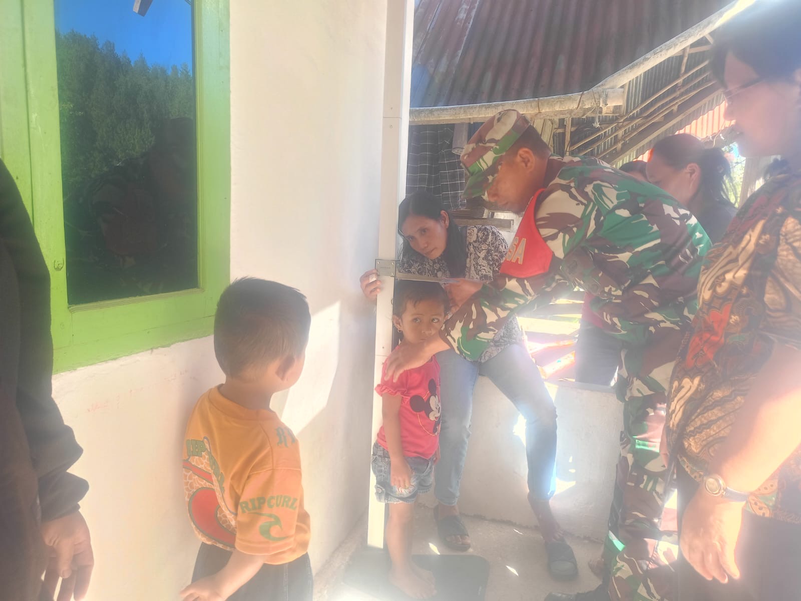 Babinsa Koramil 01/Manasa Mendampingi Kegiatan Posyandu Balita