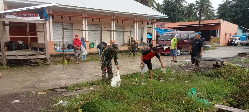 Menjaga Kebersihan Pasar, Koramil 1411-07/Herlang Melaksanakan Karya Bakti Pembersihan Pasar Dusun Batuasang