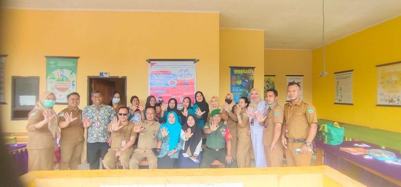 Pantau Pemeriksaan Kesehatan Masyarakat, Babinsa Lambuya Dampingi Kegiatan Gerakan Intervensi Serentak