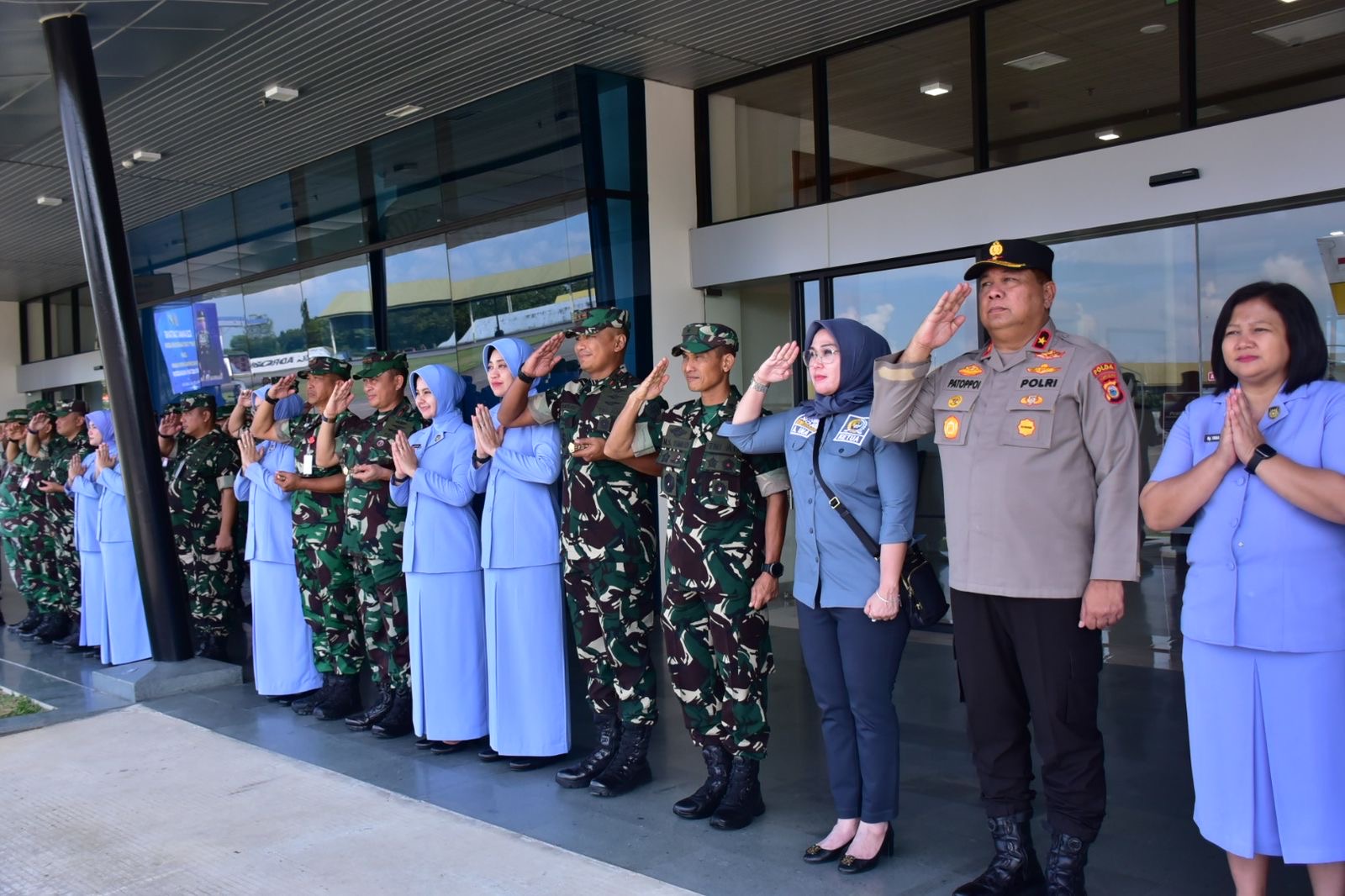 Kasdam XIV/Hsn Mewakili Pangdam Mengantar Keberangkatan Kasau Usai Laksanakan Kunker di Makassar
